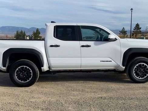 Used 2024 Toyota Tacoma TRD Off-Road image 9