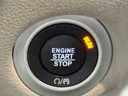 Used 2018 Chrysler Pacifica Limited w/ Tire & Wheel Group FWD image 30