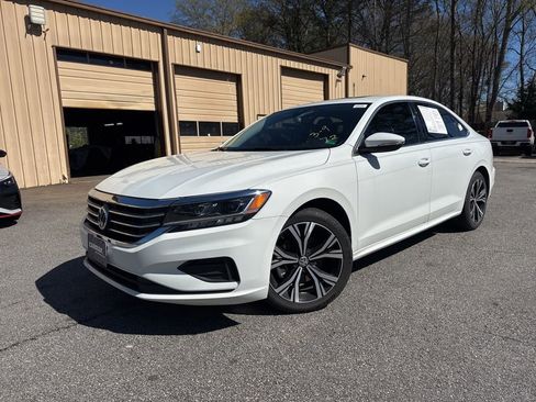 Used 2022 Volkswagen Passat 2.0T SE image 1