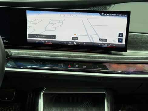 Used 2023 BMW i7 xDrive60 w/ Executive Package 2 AWD/4WD image 23
