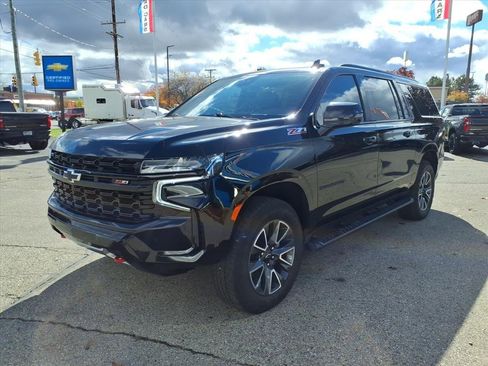 Used 2023 Chevrolet Suburban Z71 w/ Luxury Package image 3