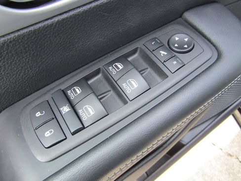 Used 2025 Chrysler Pacifica Limited FWD image 18