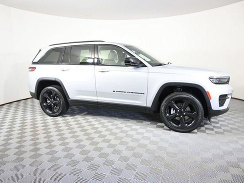 Used 2023 Jeep Grand Cherokee Altitude AWD/4WD image 8