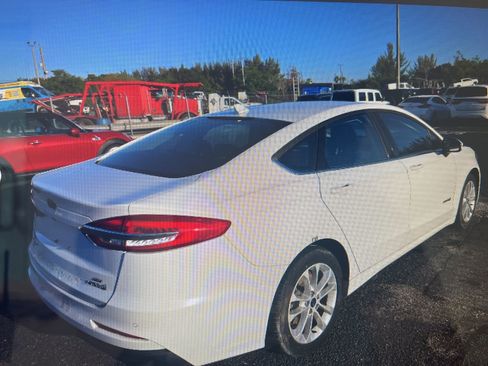 Used 2019 Ford Fusion SE image 2