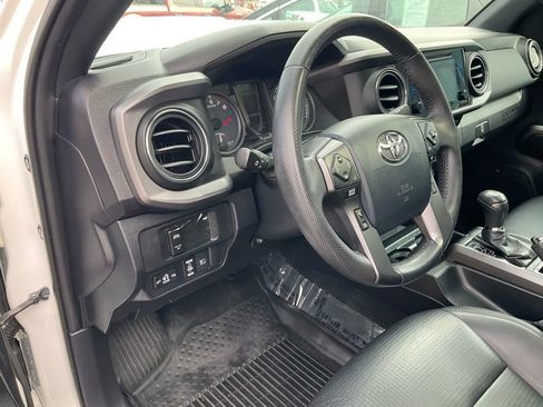 Used 2019 Toyota Tacoma TRD Sport image 19