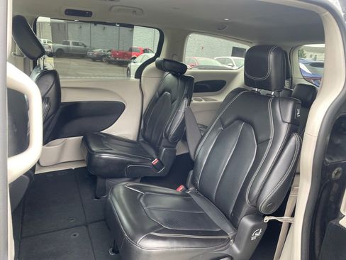 Used 2023 Chrysler Pacifica Touring-L image 11