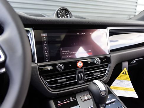 Certified 2026 Porsche Macan AWD/4WD image 15