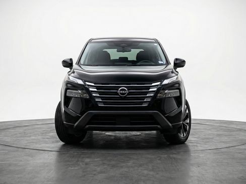 Used 2025 Nissan Rogue SV image 2