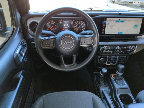 Used 2025 Jeep Gladiator Sport AWD/4WD image 16