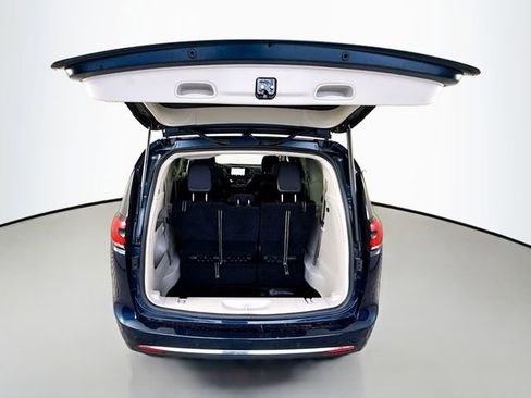 Used 2023 Chrysler Pacifica Touring-L image 25
