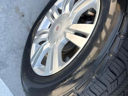 Used 2015 Cadillac SRX Luxury image 2