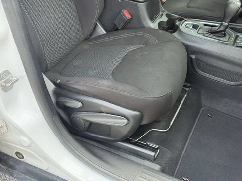Used 2019 Jeep Cherokee Latitude w/ Popular Appearance Group FWD image 18