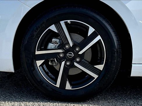 Used 2025 Nissan Sentra SV FWD image 8