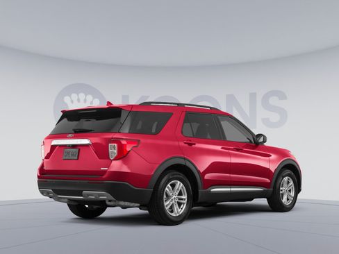 Used 2020 Ford Explorer XLT w/ Equipment Group 202A AWD/4WD image 4