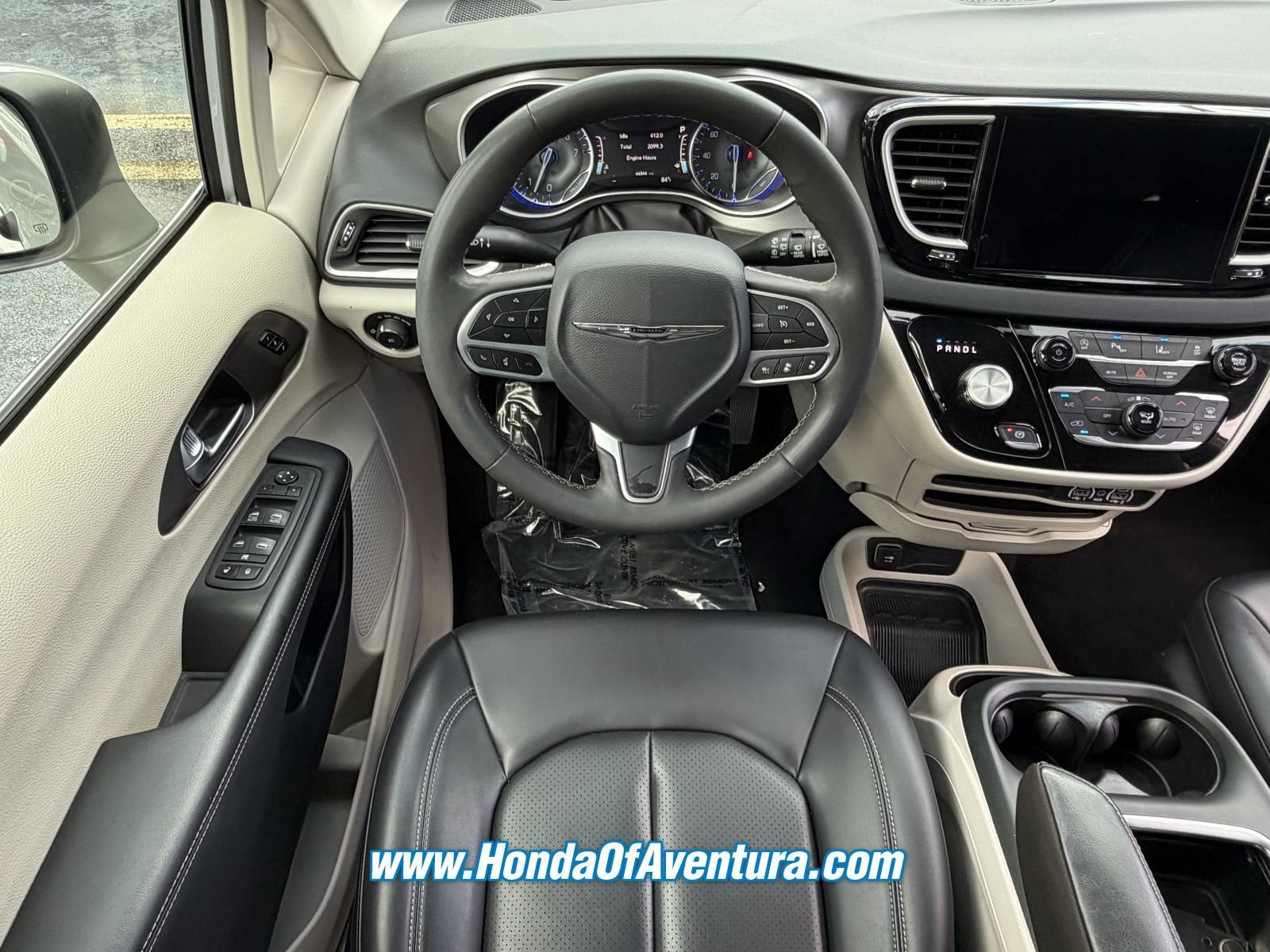 Used 2023 Chrysler Pacifica Touring-L FWD image 15