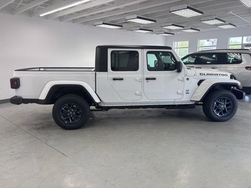 New 2026 Jeep Gladiator Sport AWD/4WD image 12