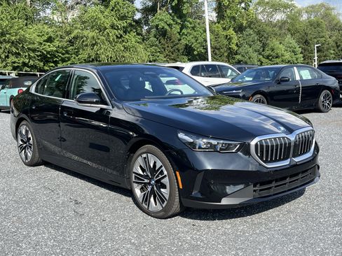 Used 2025 BMW i5 xDrive40 w/ Premium Package image 3