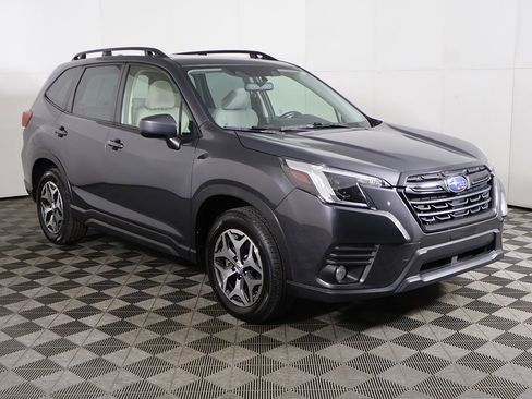 Used 2023 Subaru Forester Premium image 2