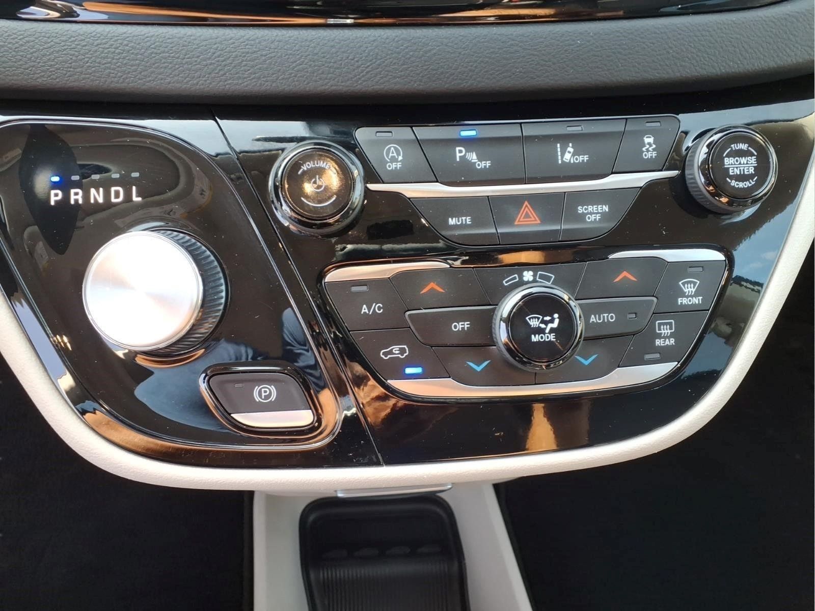Used 2023 Chrysler Pacifica Touring-L FWD image 10