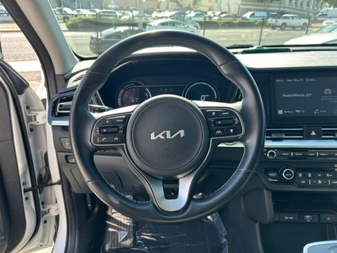 Used 2022 Kia Niro EX FWD image 17