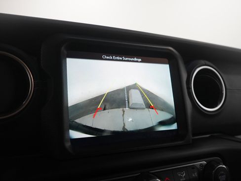 Used 2019 Jeep Wrangler Unlimited Sahara w/ Uconnect 4C Nav & Sound Group image 29