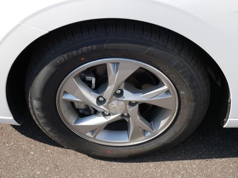 Used 2022 Hyundai Elantra SE FWD image 15