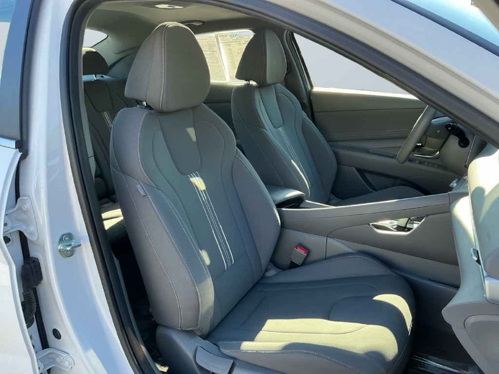 Used 2025 Hyundai Elantra SEL FWD image 16