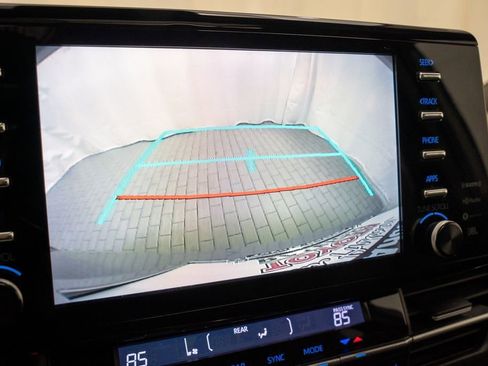 Used 2022 Toyota Sienna XLE Woodland Edition image 16