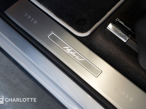 Used 2020 Bentley Bentayga Plug-In Hybrid image 20