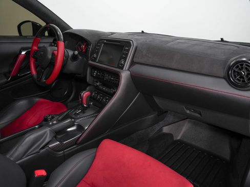 Used 2018 Nissan GT-R NISMO AWD/4WD image 30