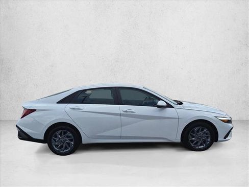 Certified 2025 Hyundai Elantra Hybrid FWD image 4