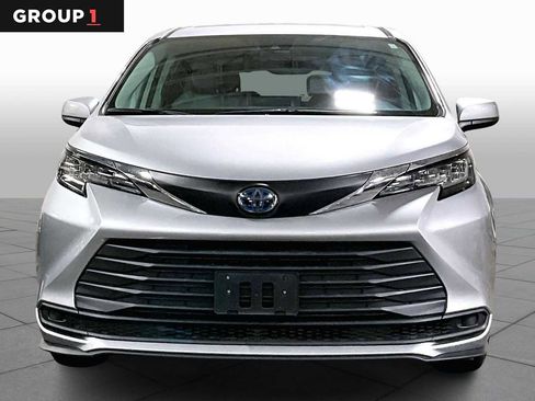 Certified 2021 Toyota Sienna LE image 3