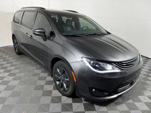 Used 2019 Chrysler Pacifica Limited w/ Advanced Safetytec Group FWD image 3