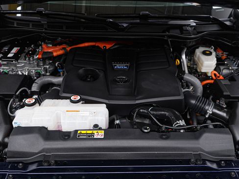 Used 2025 Toyota Sequoia Limited w/ Tow Technology Package image 38