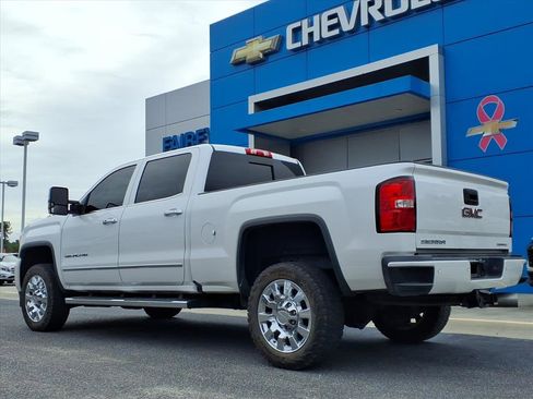 Used 2018 GMC Sierra 2500 Denali w/ Duramax Plus Package image 3