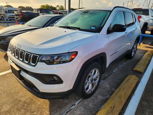 Used 2025 Jeep Compass Latitude AWD/4WD image 3