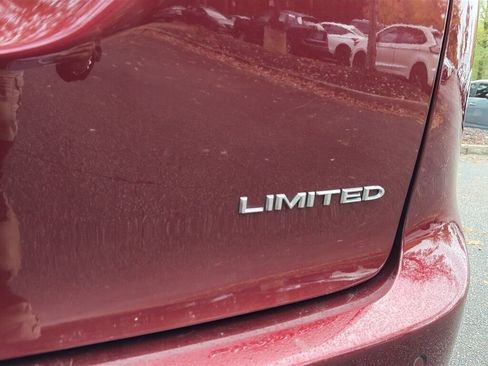 Used 2023 Chrysler Pacifica Limited image 5