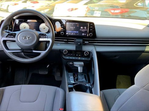Used 2022 Hyundai Elantra SEL w/ Convenience Package FWD image 15