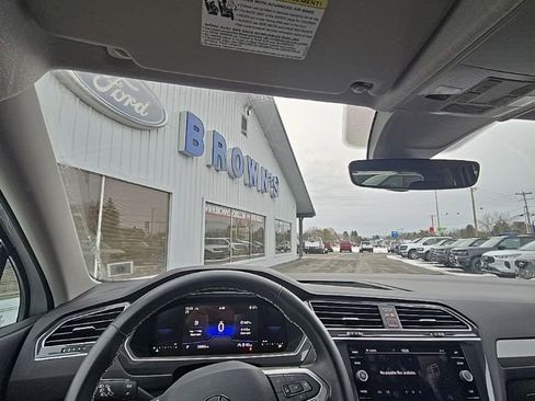 Used 2024 Volkswagen Tiguan SE AWD/4WD image 2