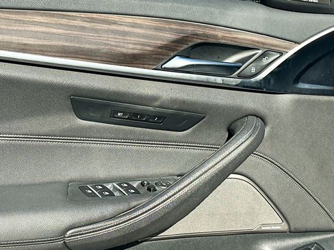 Used 2021 BMW 530i w/ Premium Package image 18