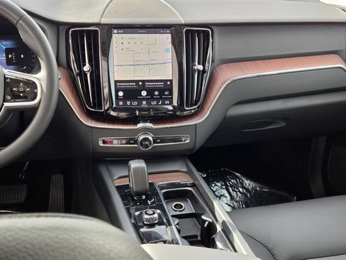 Used 2023 Volvo XC60 B5 Plus AWD/4WD image 17