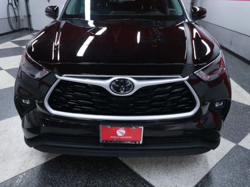 Used 2022 Toyota Highlander XLE image 4