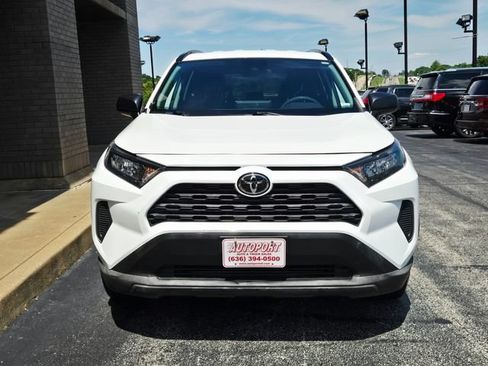 Used 2021 Toyota RAV4 LE AWD/4WD image 2
