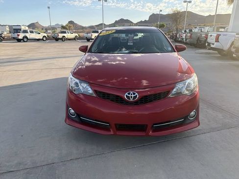 Used 2014 Toyota Camry SE w/ Moonroof Package FWD image 2