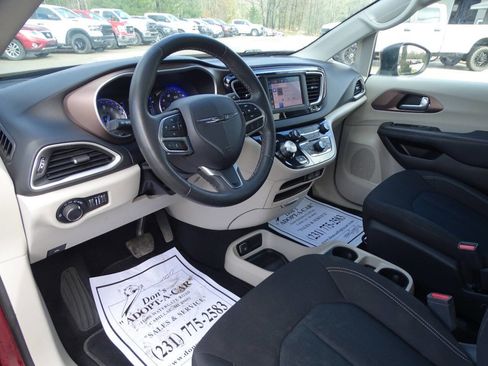 Used 2023 Chrysler Voyager LX FWD image 11