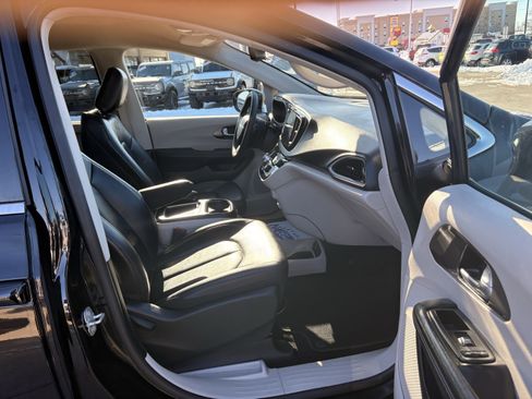 Used 2024 Chrysler Pacifica Touring-L image 10