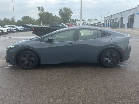 Used 2025 Toyota Prius LE FWD image 2