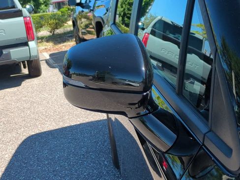 Used 2025 Kia Carnival FWD image 12