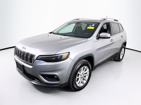Used 2019 Jeep Cherokee Latitude w/ Cold Weather Group image 3