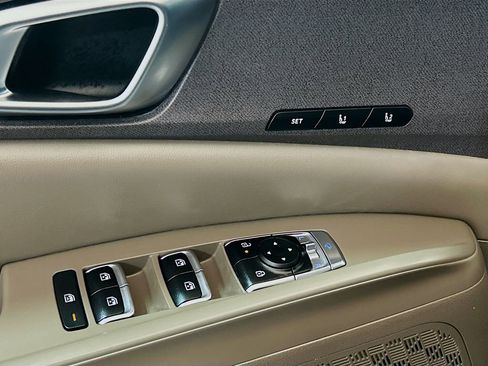 Used 2025 Kia Carnival EX FWD image 16